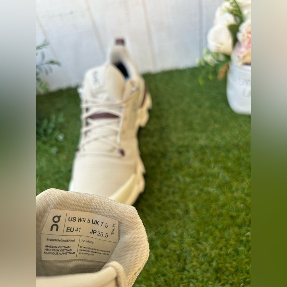 ON Cloudwander Waterproof  women size 9.5 
COLOR: SAND | IVORY $ 170 - Picture 16 of 16